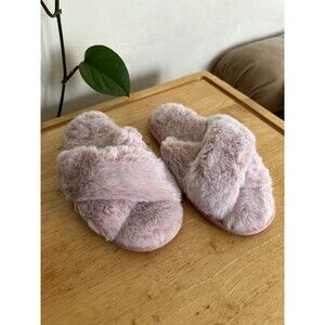 Women’s size 6 criss cross soft Slippers